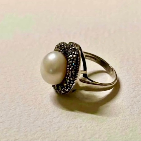 Elegant vintage inspired Mabe Pearl and Marcasite Silver Pearl Ring. Size 7 - Picture 2 of 4